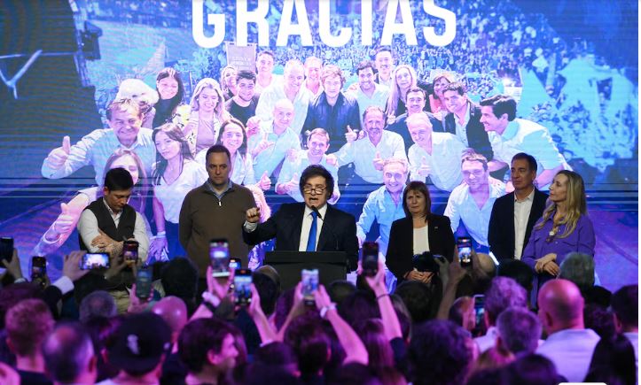 Santilli asumió el Ministerio del Interior y Milei equilibró el poder entre Karina Milei y Santiago Caputo