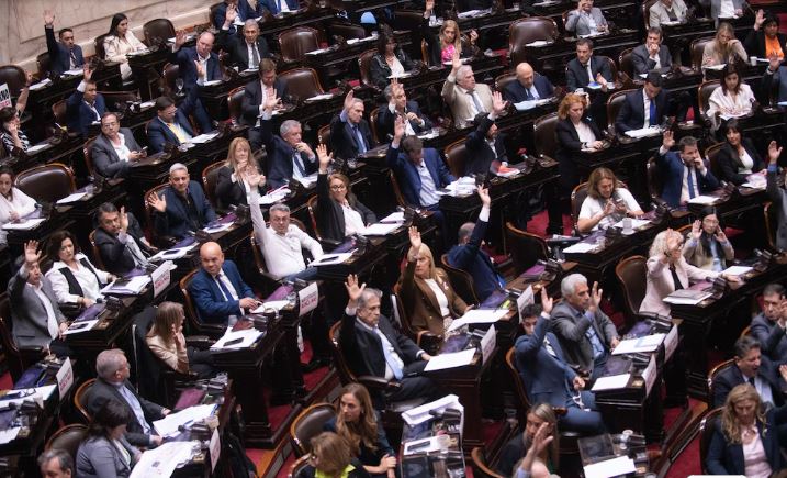 Radicales electos con LLA migrarán a los bloques de la UCR en el Congreso