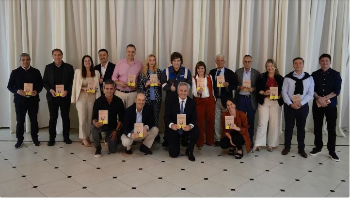 Milei reunió al Gabinete en Olivos, agradeció el respaldo y proyectó reformas hacia 2026