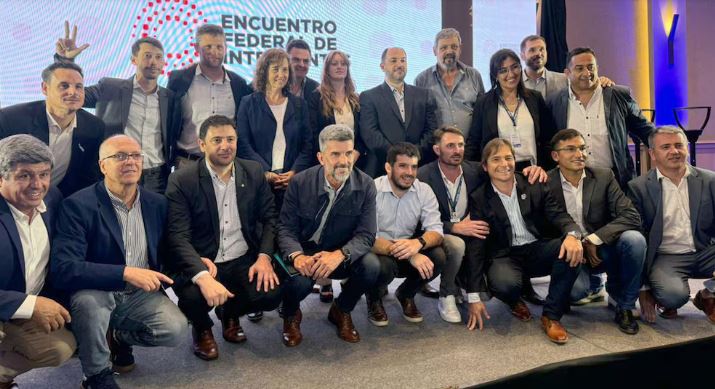 La UCR reunirá hoy en Santa Fe a más de 300 intendentes en medio de la disputa electoral hacia 2027