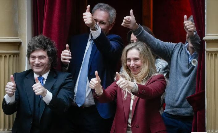 Adorni seguirá en el cargo y volverán las conferencias tras el informe en el Congreso