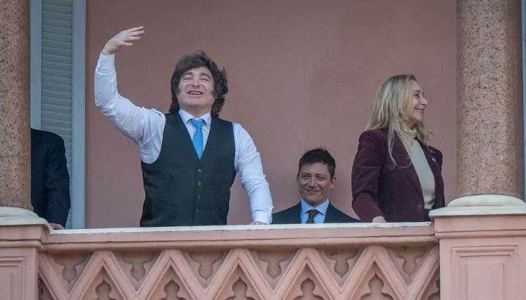 Milei frenó una definición entre Caputo y los Menem y la tensión sigue abierta