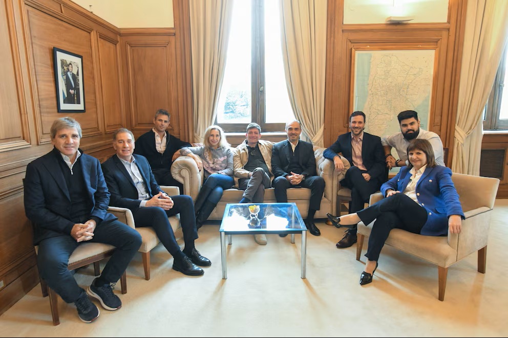 El Gobierno define el proyecto por Malvinas, confronta con Kicillof y espera una decisión de Elon Musk