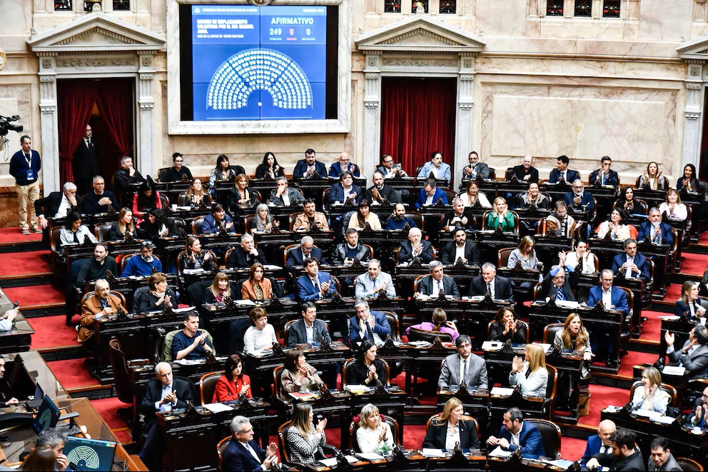 El Gobierno negocia con gobernadores y el PRO para aprobar el Presupuesto y evitar la caída del DNU 70