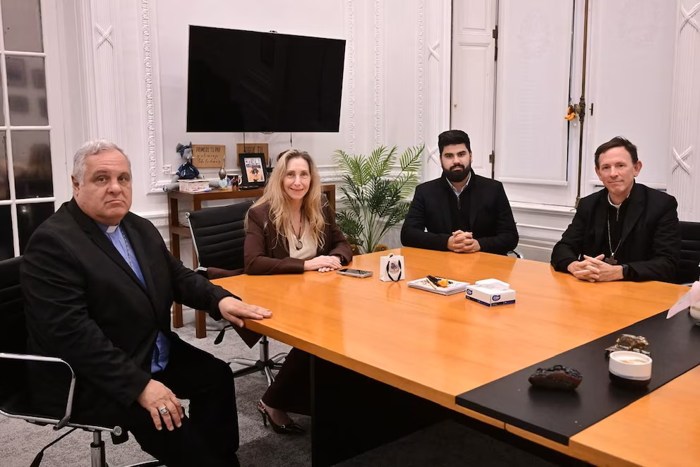 El Gobierno cuestiona a García Cuerva y busca preservar el diálogo con el Episcopado antes de la visita papal