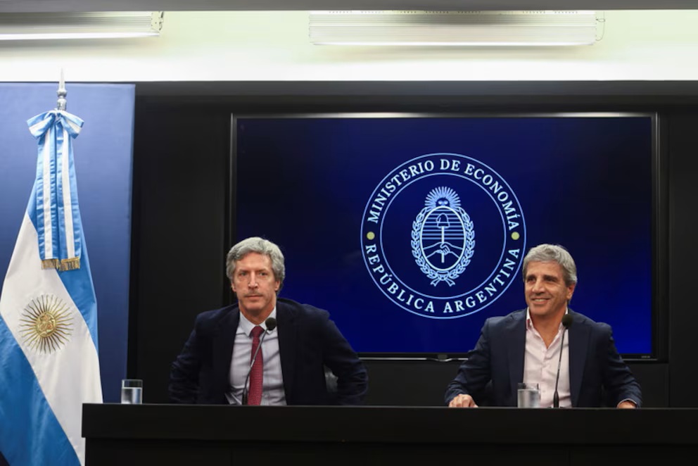 Piden detener a Caputo y Bausili por operaciones millonarias con oro del BCRA