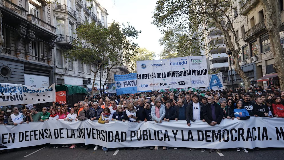 La CGT marchará por la industria y el 15 de octubre confluirán los reclamos por tierras y universidades